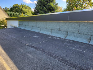 flach geneigtes Dach